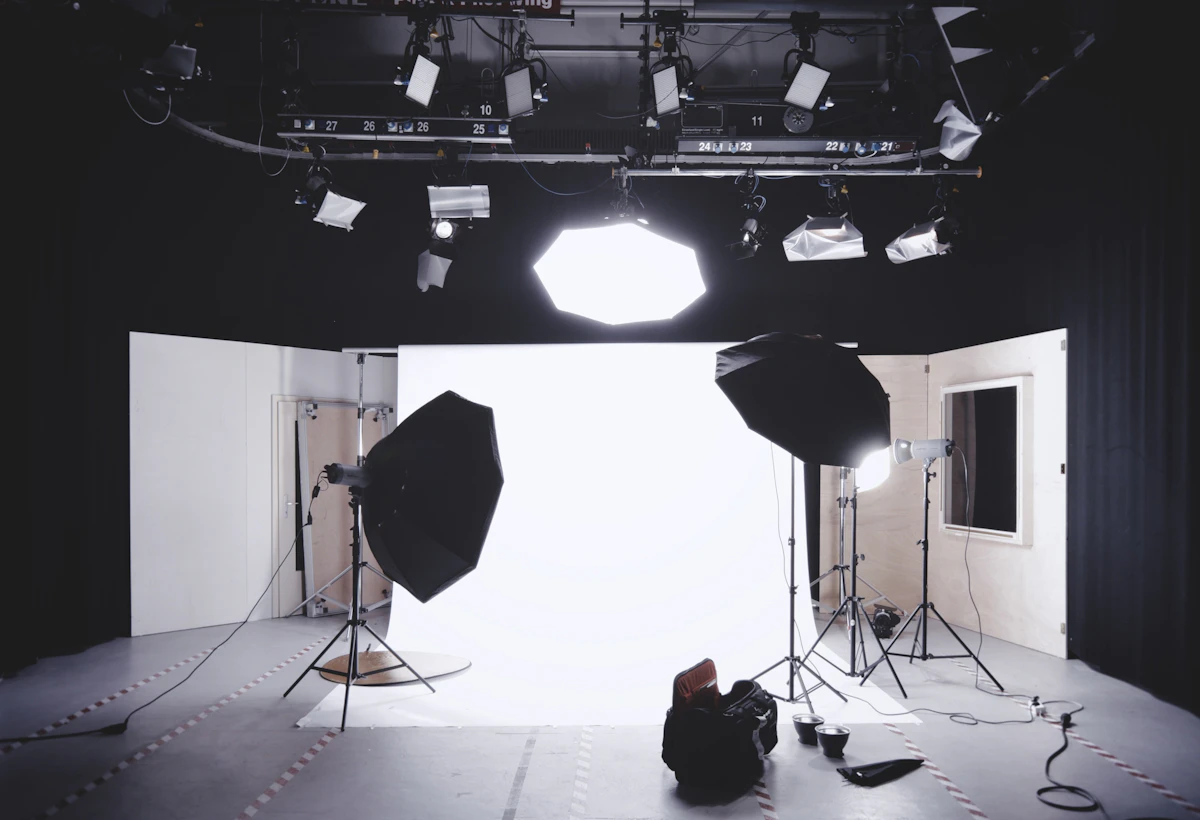 Studiová scéna se softboxy a několika směrovanými světly